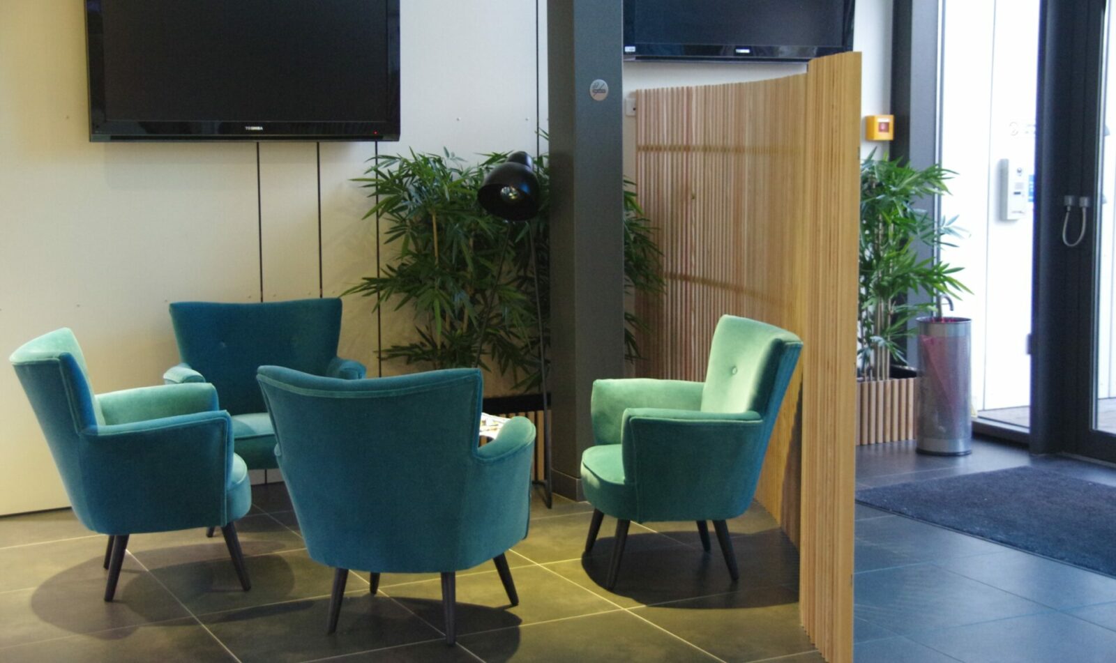 Anne Lise T Architecte Dinterieur Mios Relooking Du Hall Daccueil Dune Entreprise Et Creation Dun Espace Cafe – Begles 2