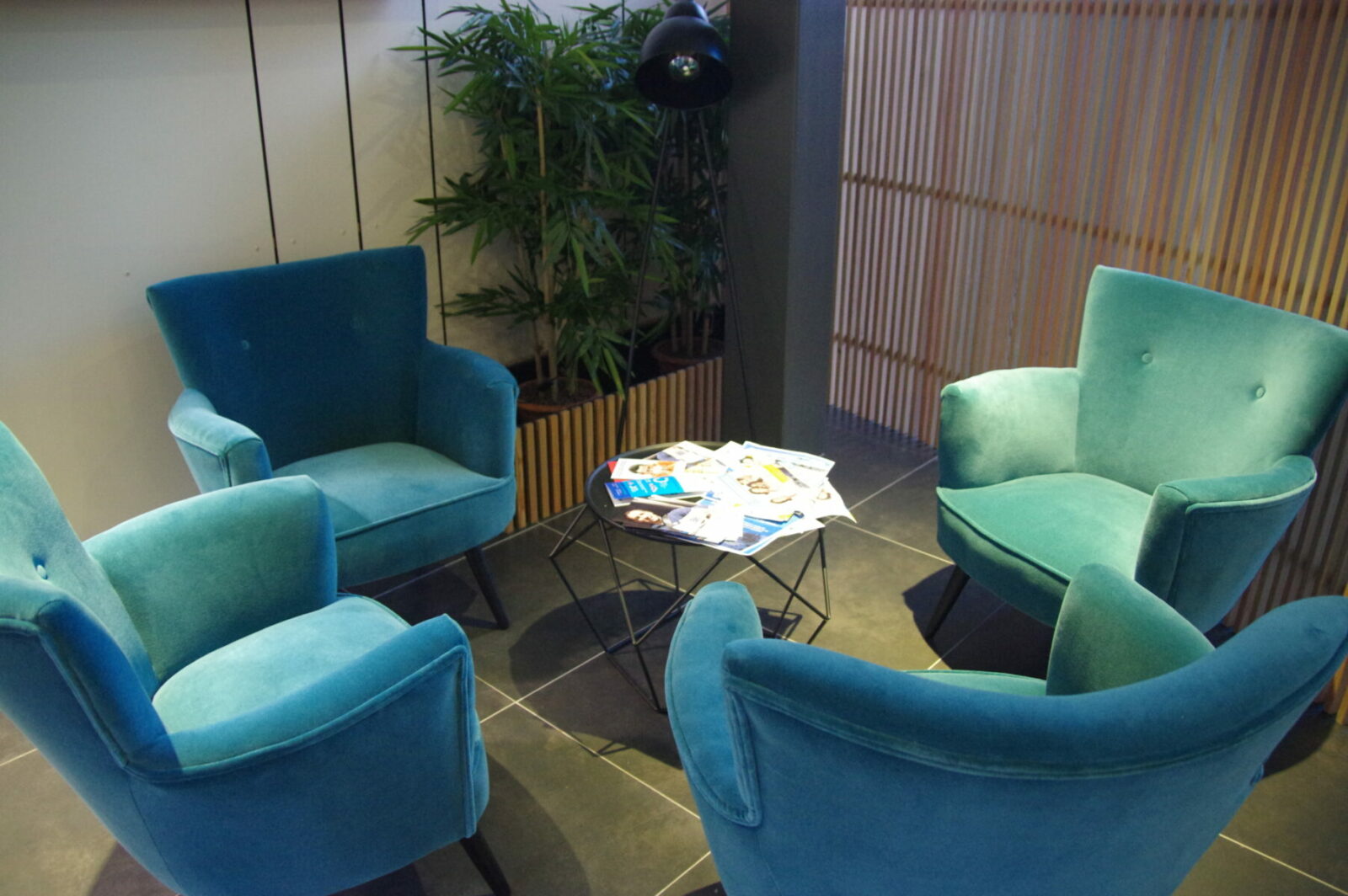 Anne Lise T Architecte Dinterieur Mios Relooking Du Hall Daccueil Dune Entreprise Et Creation Dun Espace Cafe – Begles 3