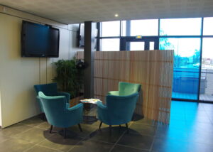 Anne Lise T Architecte Dinterieur Mios Relooking Du Hall Daccueil Dune Entreprise Et Creation Dun Espace Cafe – Begles 6